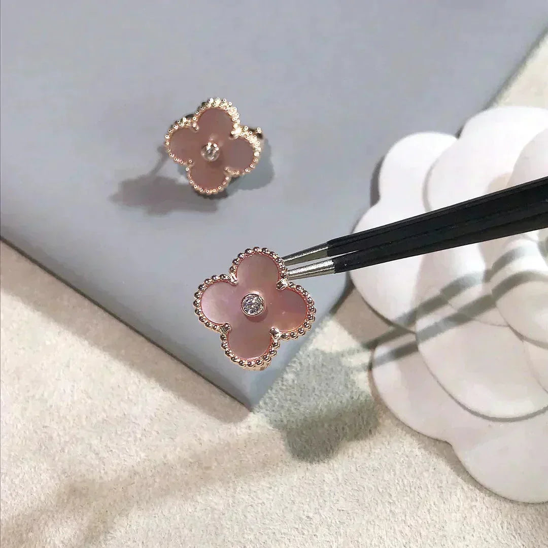 [Lunabriance]CLOVER MEDIUM 1 MOTIFS  PINK MOP DIAMOND EARRINGS