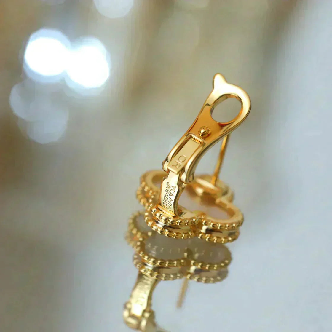 [Lunabriance]CLOVER MEDIUM 1 MOTIFS  WHITE MOP STUD EARRINGS