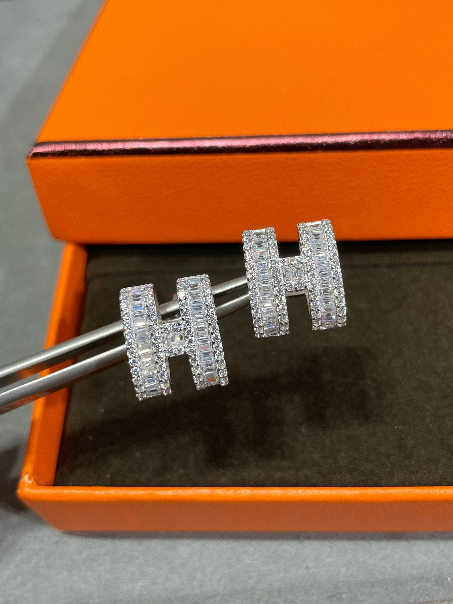 [Lunabriance]H STUD EARRINGS WITH SILVER DIAMONDS