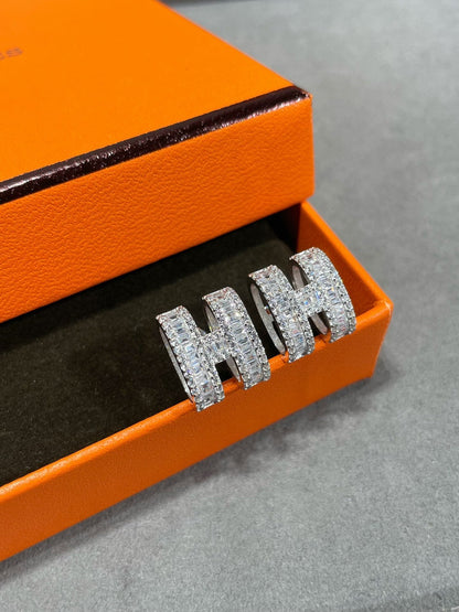 [Lunabriance]H STUD EARRINGS WITH SILVER DIAMONDS